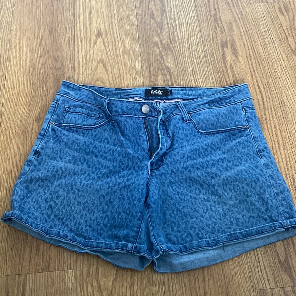 Cute cheetah detailing Jean shorts